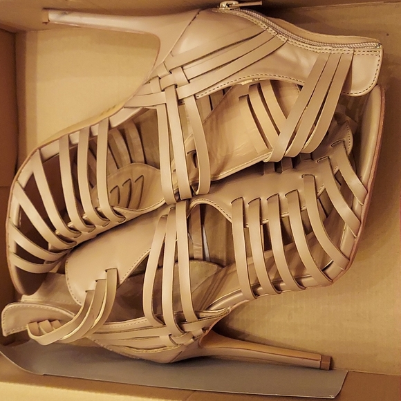 High Heels - Picture 5 of 6